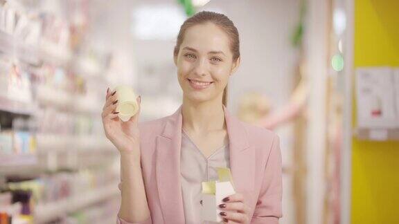 在化妆品商店摆姿势的女人肖像