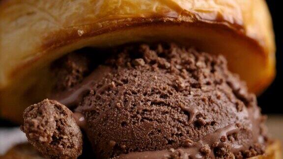 一个诱人的巧克力冰淇淋三明治的特写镜头夹在两片酥脆的牛油饼之间