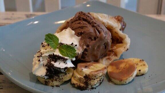 华夫饼冰淇淋巧克力和香蕉split