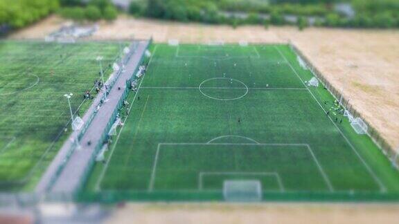 在一个夏天的下午用无人机拍摄足球时间带有倾斜移位效果