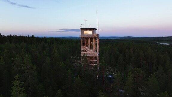 芬兰阳光明媚的早晨从瞭望塔上旋转的鸟瞰图