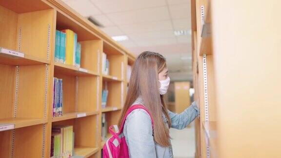 女学生们在大学图书馆的书架上寻找书籍