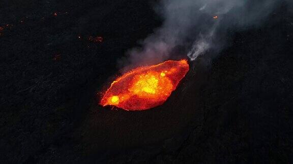 无人机拍摄的冰岛火山裂缝爆发