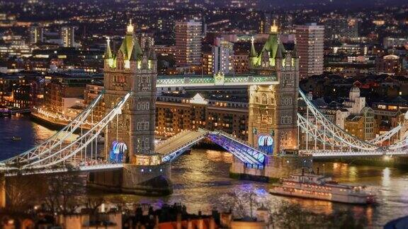 伦敦塔桥在夜晚开放的时间流逝