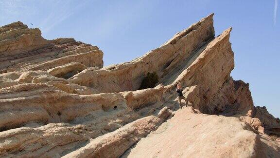 南加州著名的瓦斯奎兹岩石上的男子