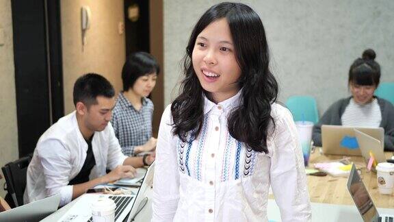中国或亚洲女性企业家在现代共同工作空间的肖像