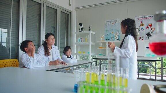 小学生女生在教室前展示科学考试STEM教育私塾