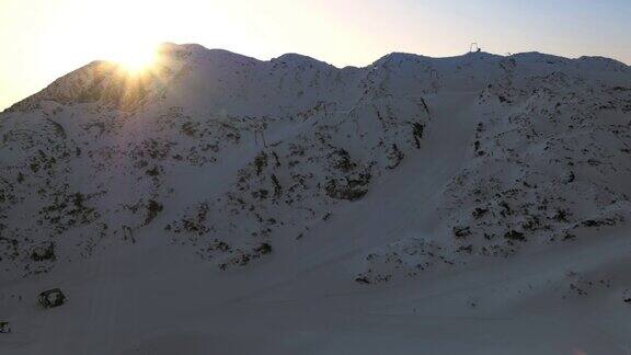 滑雪坡上方的空中日出