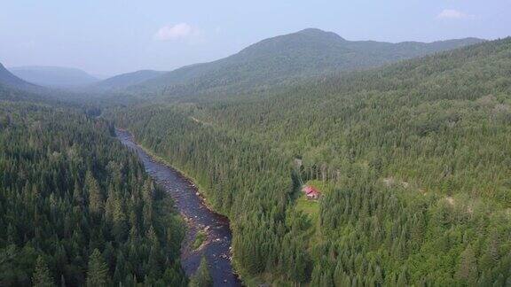 鸟瞰图的北方自然森林河流和小木屋在夏天魁北克加拿大