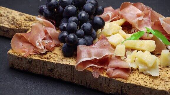 切片的意大利火腿或火腿肉和奶酪放在软木木板上