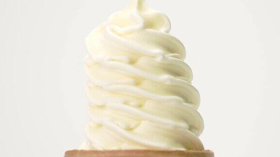 鲜奶蛋筒冰淇淋白色背景