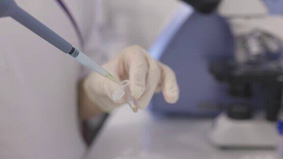 医学研究实验室:一位美丽的女科学家戴着护目镜使用微型移液管进行测试分析医学、生物技术、微生物学发展高级科学实验室