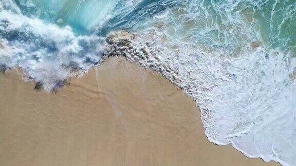 海浪撞击海滩的4K无人机镜头鸟瞰图