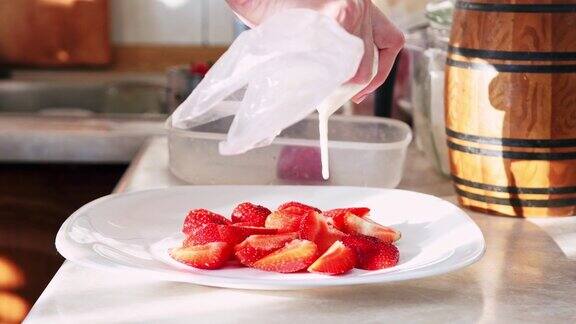 在盘子上切草莓的过程