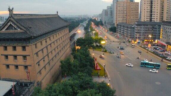 中国西安日落时的古城墙鸟瞰图