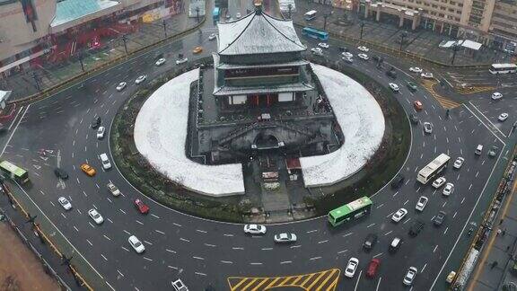 中国西安雪景中的古代钟楼
