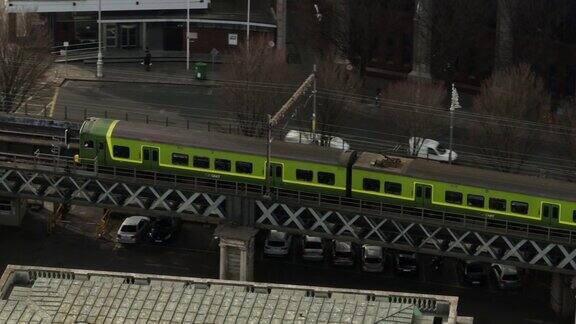 爱尔兰都柏林的绿色Dart火车鸟瞰图火车有轨电车过桥鸟瞰图市中心火车鸟瞰图内城河桥上的火车都柏林巴特桥上的火车市中心的公共交通