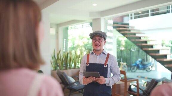 4K亚洲男人咖啡馆老板在开业前给兼职员工做简报