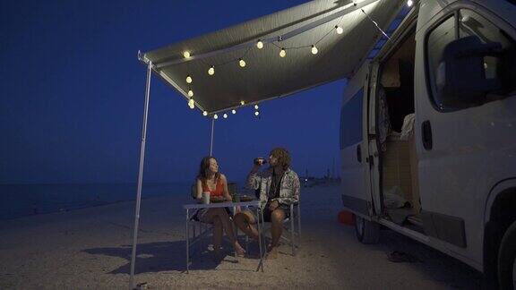 黄昏时分一辆露营车停在海边