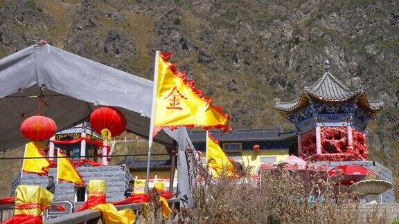 中国新疆天山天湖和道教王母庙中随风飘扬的旗帜