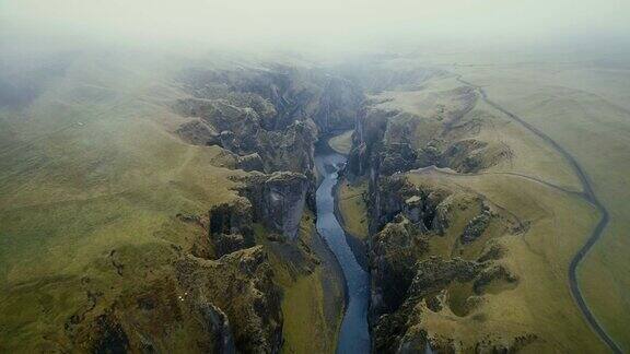 Fjaðrárgljúfur峡谷鸟瞰图