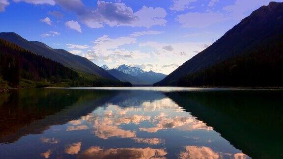 山湖景观彩色的反射和剪影日落