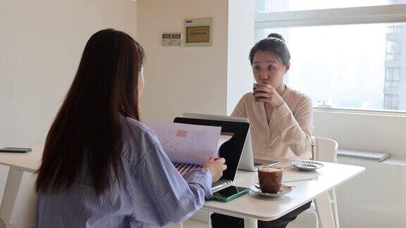 两个亚洲女人在一间办公室工作