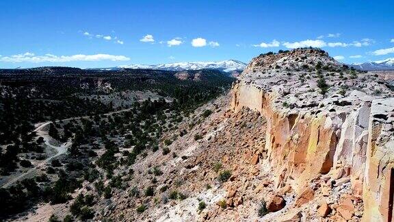 美国新墨西哥州西南部沙漠的悬崖边