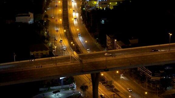 汽车行驶在道路和高速公路上的曼谷市在晚上的交通概念泰国