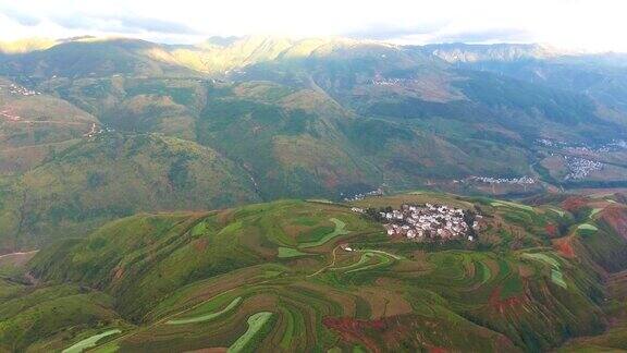 鸟瞰图七彩山在黄昏贵州省中国