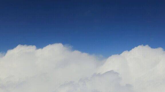 飞机在云和蓝天中飞翔