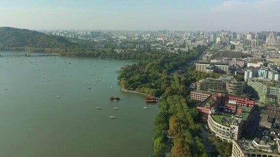 阳光明媚的一天飞越杭州市著名湖船交通海岸线航拍4k中国全景图