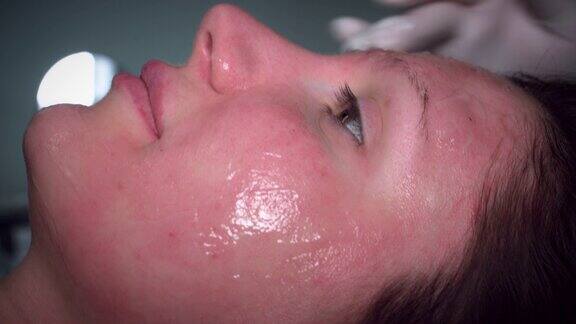 4K医生在妇女脸上应用凝胶程序