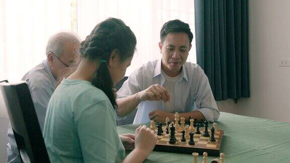 下棋的时候家人一起下棋对弈