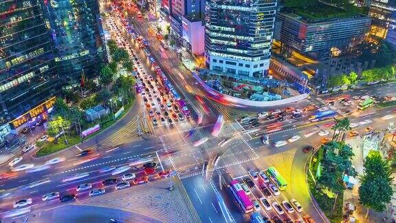 放大韩国首尔江南城晚上的交通状况