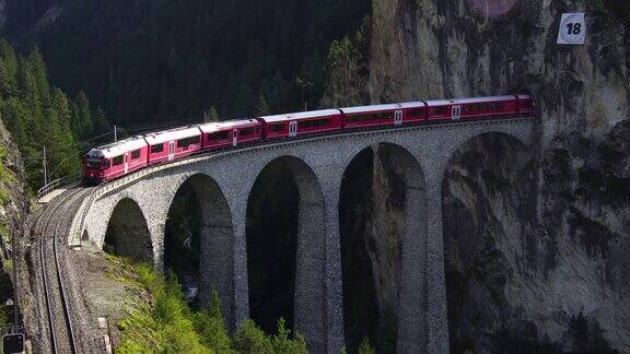 瑞士berina冰川特快上的Landwasser高架桥隧道上的瑞士红色列车