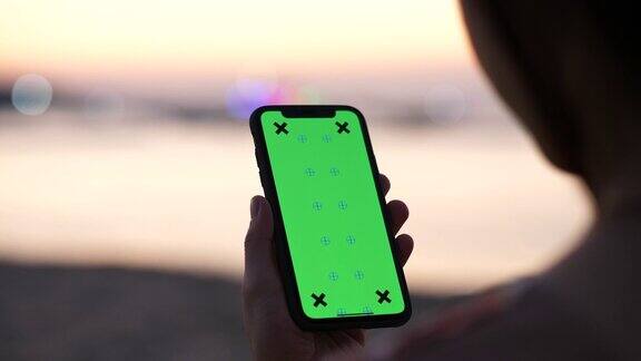 在海滩上使用智能手机