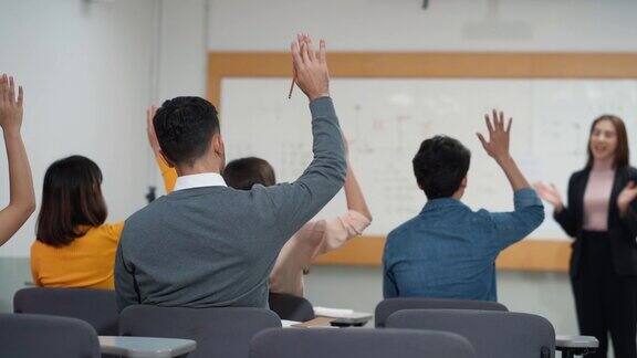 学生在课堂上举手回答老师的问题