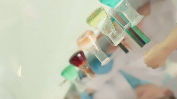 孩子们在实验室里做科学实验用移液管浇注多种颜色的液体近距离