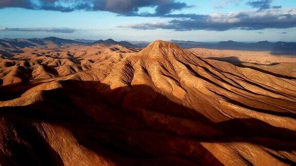 飞越西班牙富埃特文图拉岛的沙漠景观