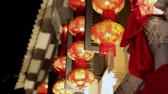 红色的中国灯笼在晚上点亮中国新年装饰