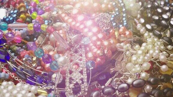 五颜六色的珠子和珍珠许多人造珠宝