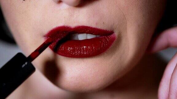 老道的女人在嘴唇上涂上了红色的口红