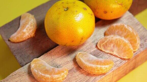 成熟的橘子在木块上随着光线的移动