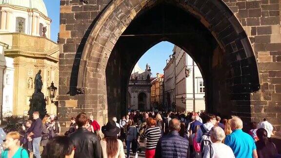 在布拉格的查尔斯桥游客中漫步