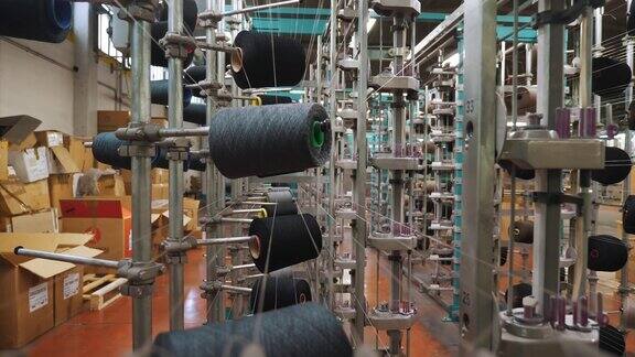 线轴上纺织工业纺织工厂有许多线轴的机架为进一步生产织物而对纱线进行染色和干燥自动化的工作流程纺织生产