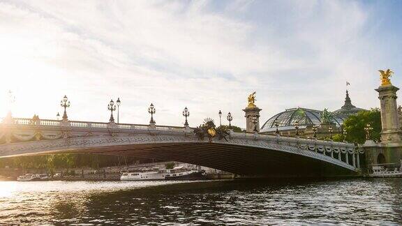 塞纳河上的亚历山大三世桥背景是大皇宫