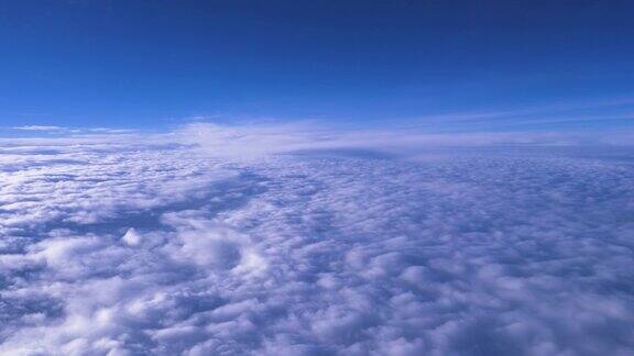从飞机窗口的Cloudscape视图