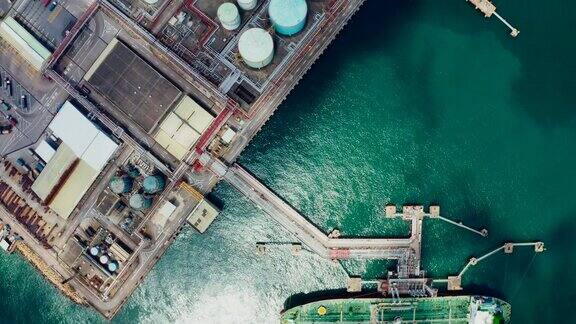在青衣工业港卸货的油船鸟瞰图