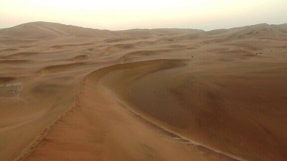 在沙漠的宁静中寻找宁静